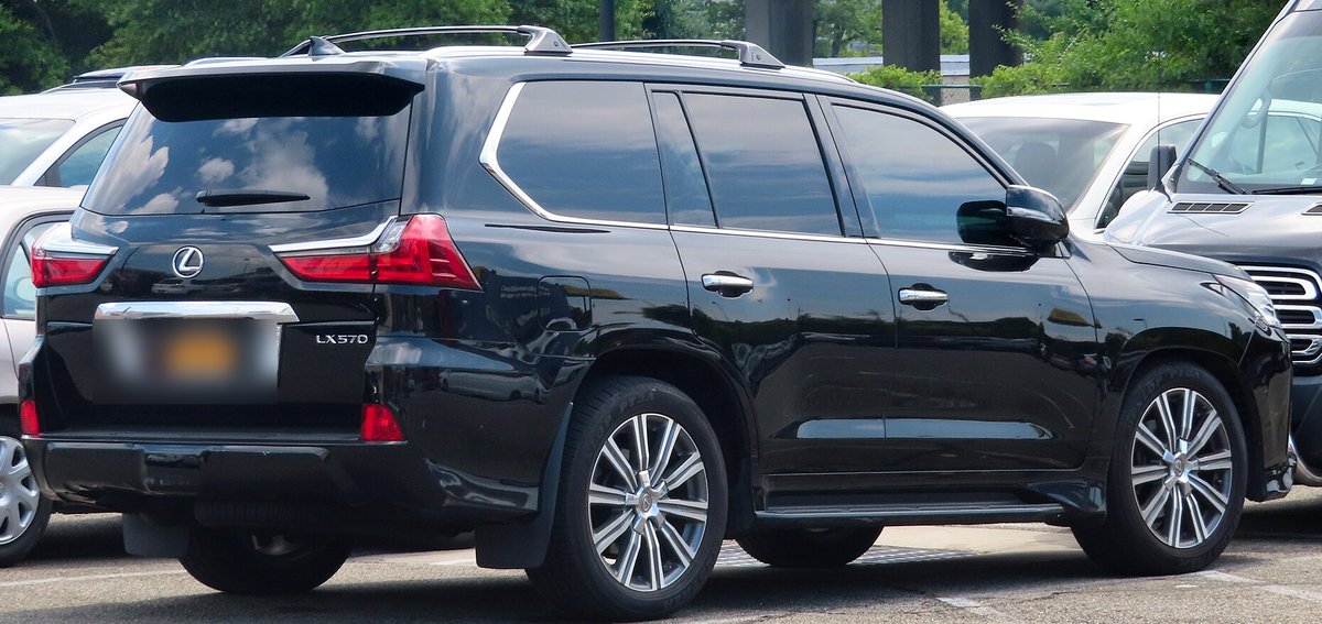 Чёрный Lexus LX 570 третьего поколения, вид сзади