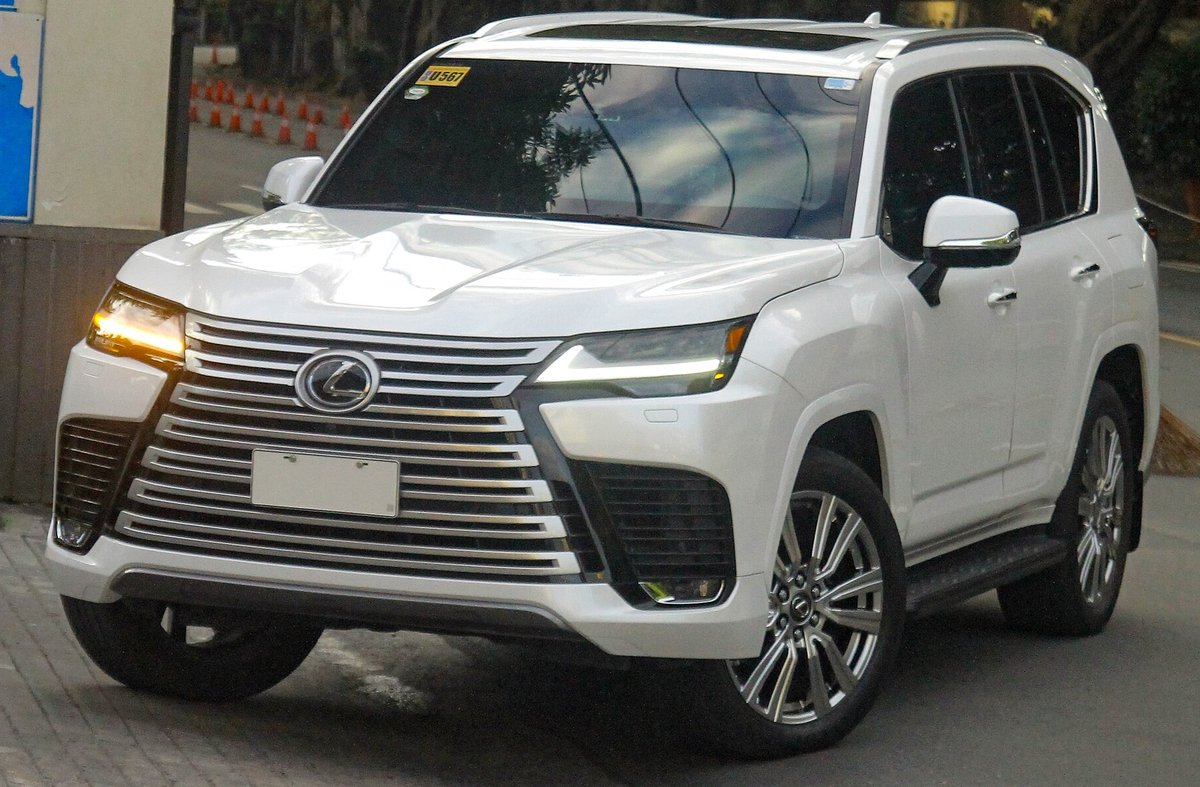 Белый Lexus LX 600 четвёртого поколения, вид спереди