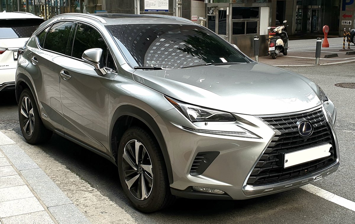 Серебристый Lexus NX первого поколения на парковке, вид спереди