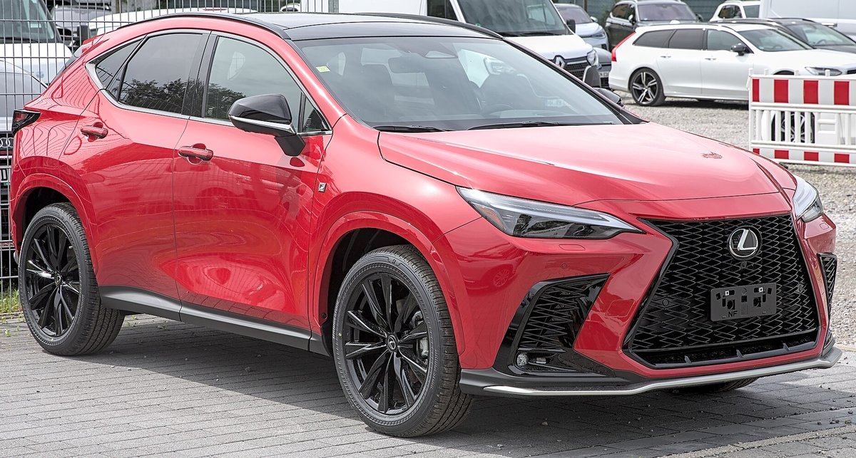 Красный Lexus NX F Sport второго поколения на улице, вид спереди