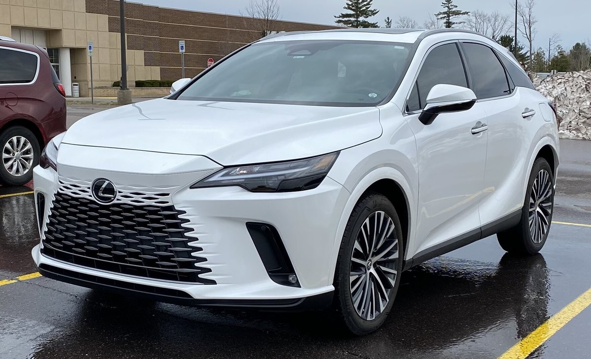 Белый Lexus RX пятого поколения на стоянке, вид спереди