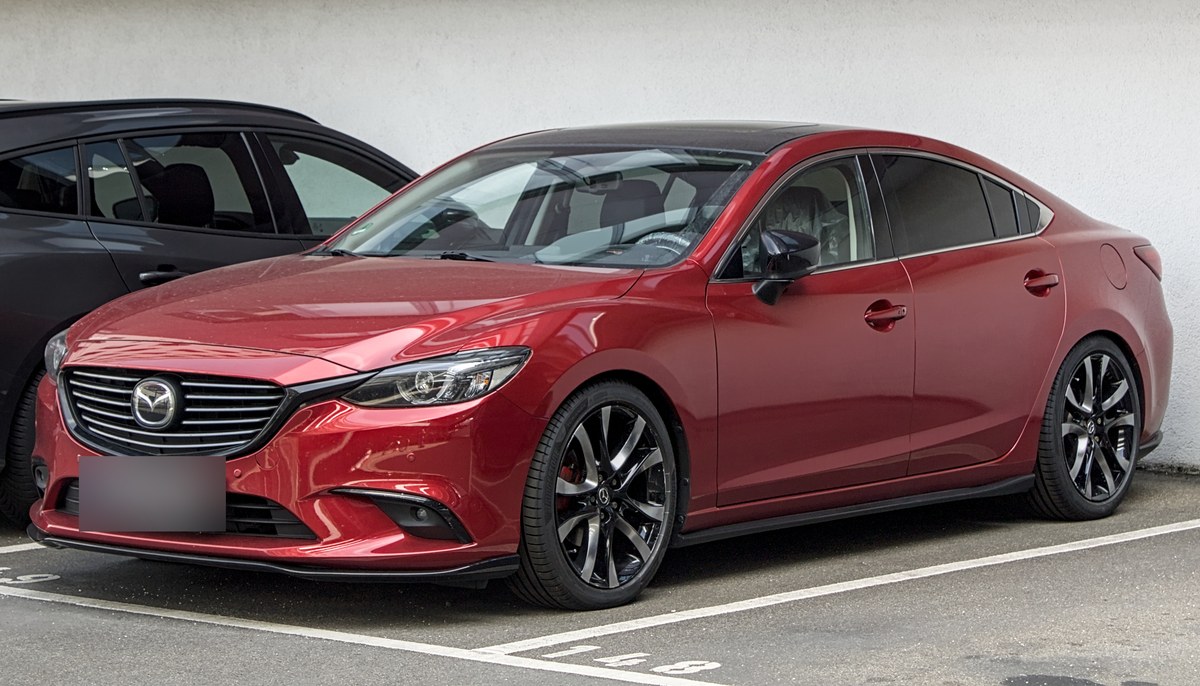 Красная Mazda6 третьего поколения (GJ), седан, вид спереди в три четверти
