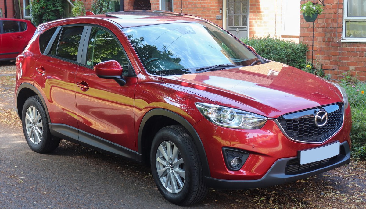 Красная Mazda CX-5 первого поколения (KE), вид спереди в три четверти