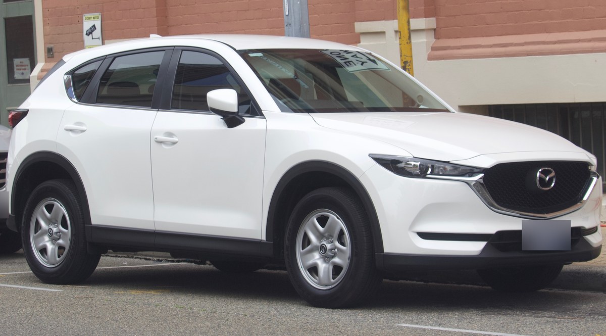 Белая Mazda CX-5 второго поколения (KF), вид спереди в три четверти