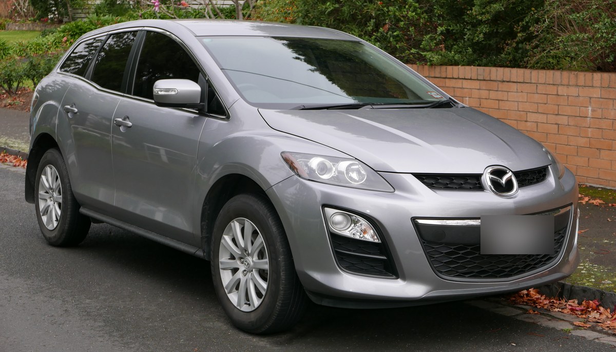 Серый Mazda CX-7 после рестайлинга, вид спереди в три четверти