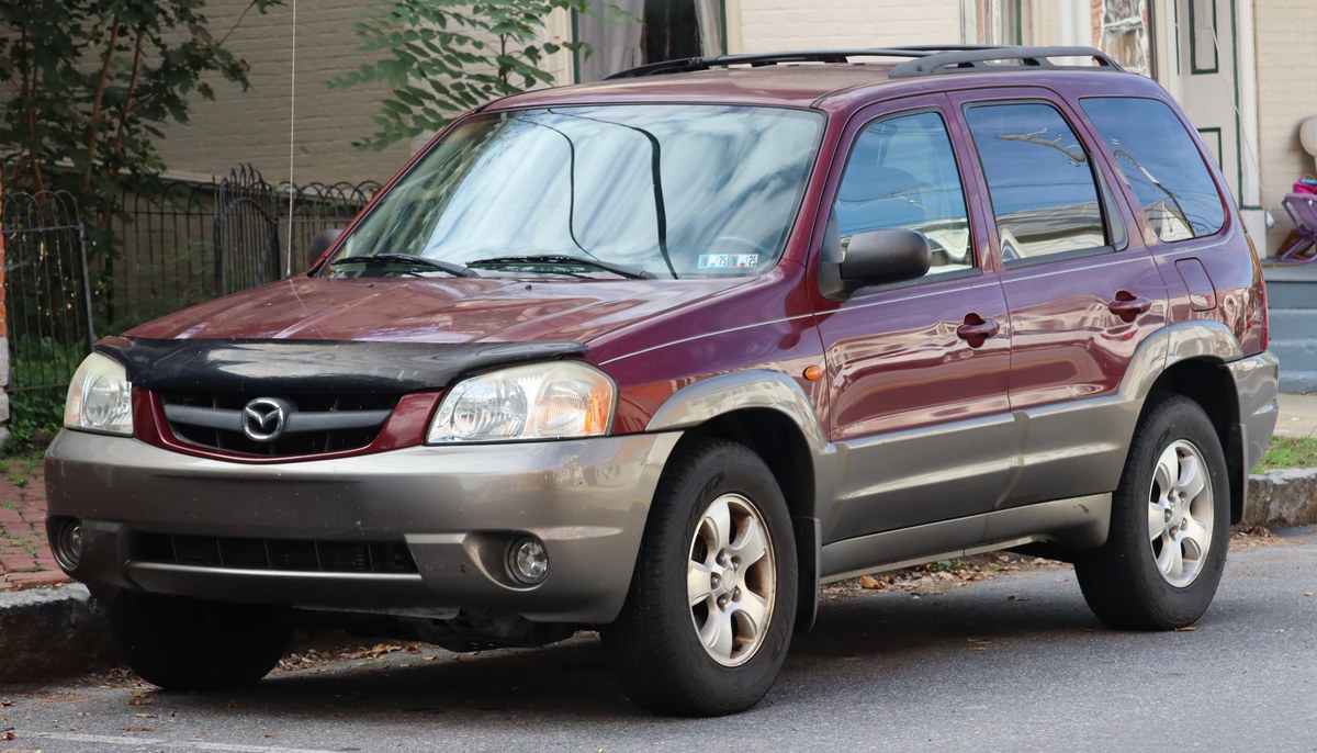 Бордовый Mazda Tribute первого поколения, вид спереди в три четверти