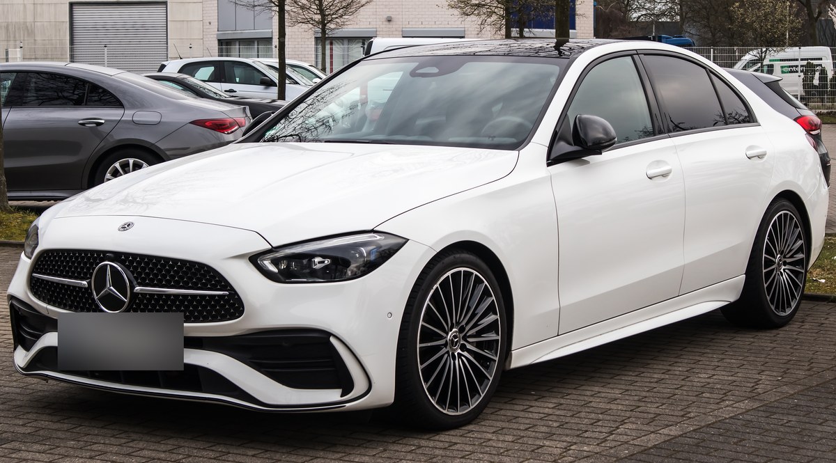 Белый Mercedes-Benz C-Class W206 седан с пакетом AMG Line, вид спереди в три четверти