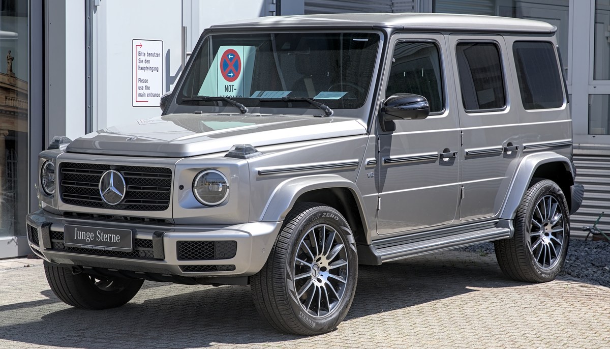 Серебристый Mercedes-Benz G 500 второго поколения, вид спереди в три четверти
