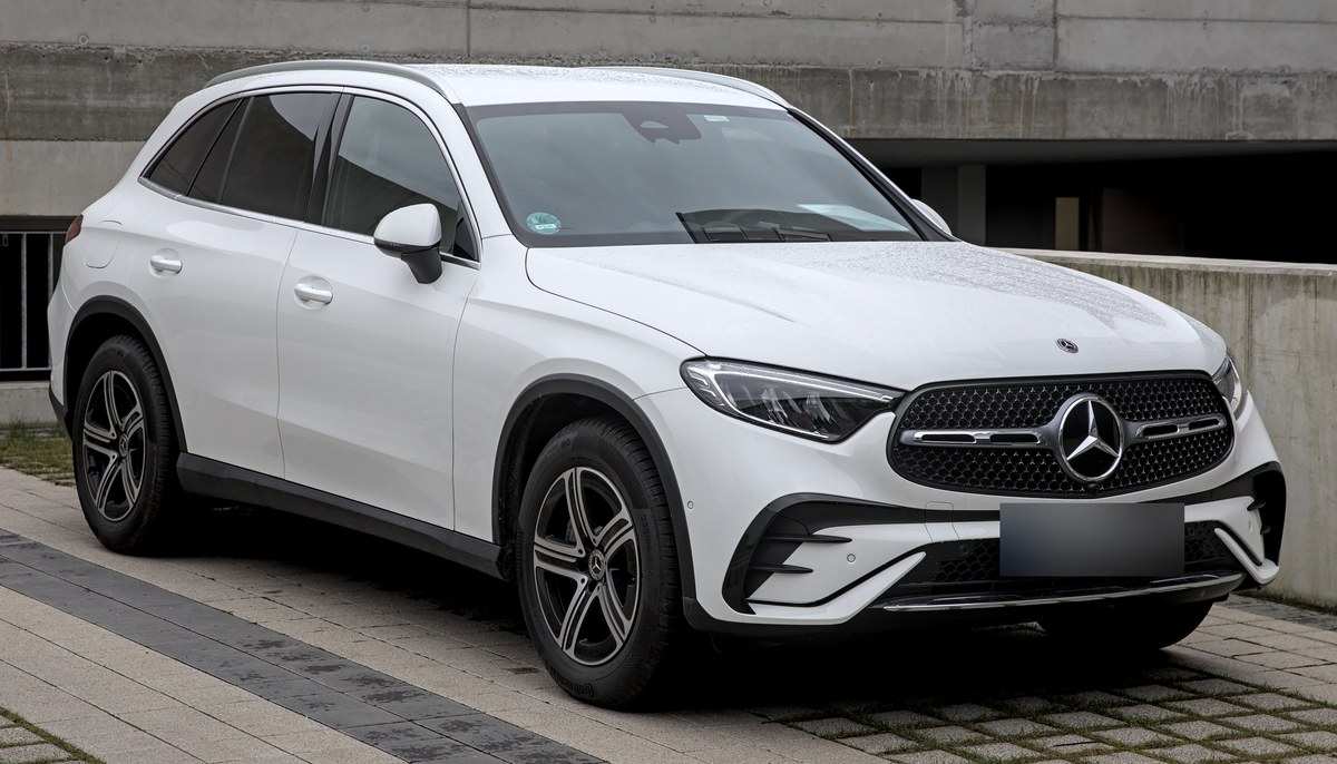 Белый Mercedes-Benz GLC X254, кроссовер нового поколения, вид спереди в три четверти
