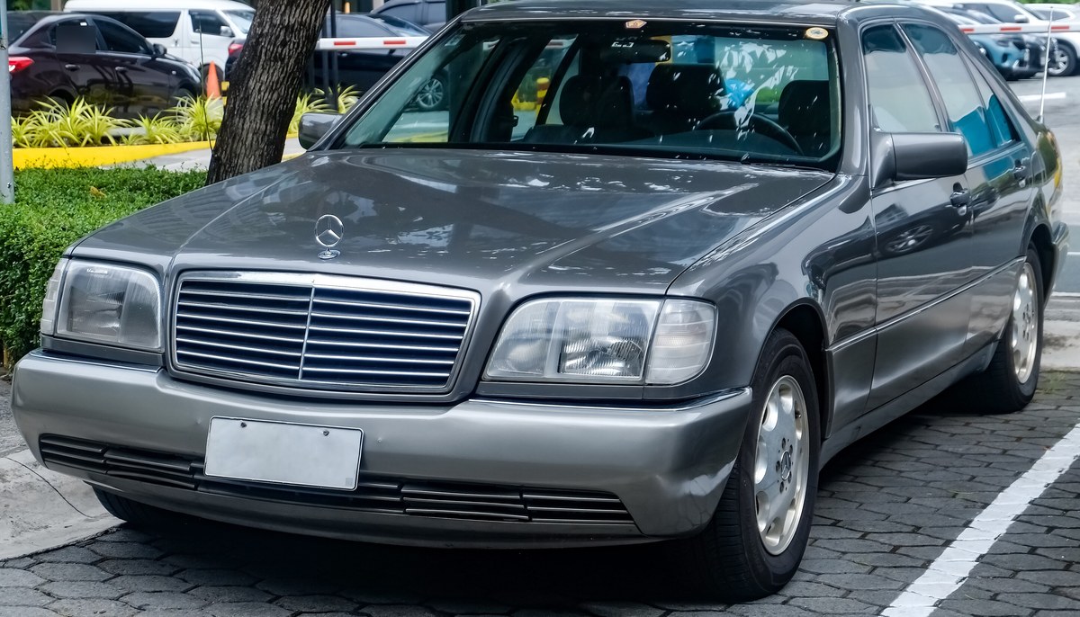 Серый Mercedes-Benz S-Class W140 S 500 седан после рестайлинга, вид спереди справа в три четверти, на парковке