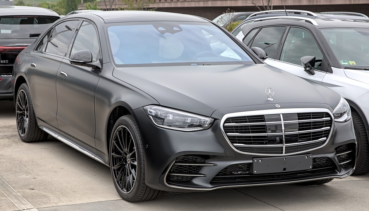 Матово-чёрный Mercedes-Benz S-Class W223 седан, вид спереди в три четверти