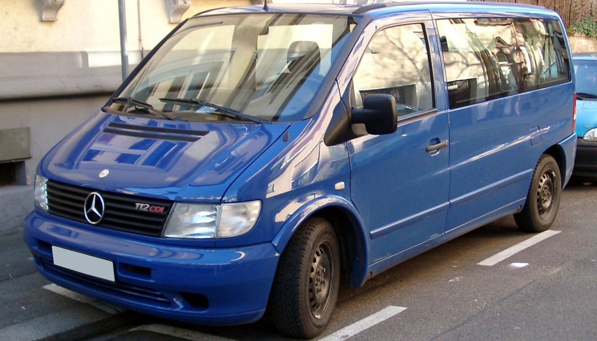 Синий Mercedes-Benz Vito первого поколения (W638), вид спереди слева в три четверти на городской улице