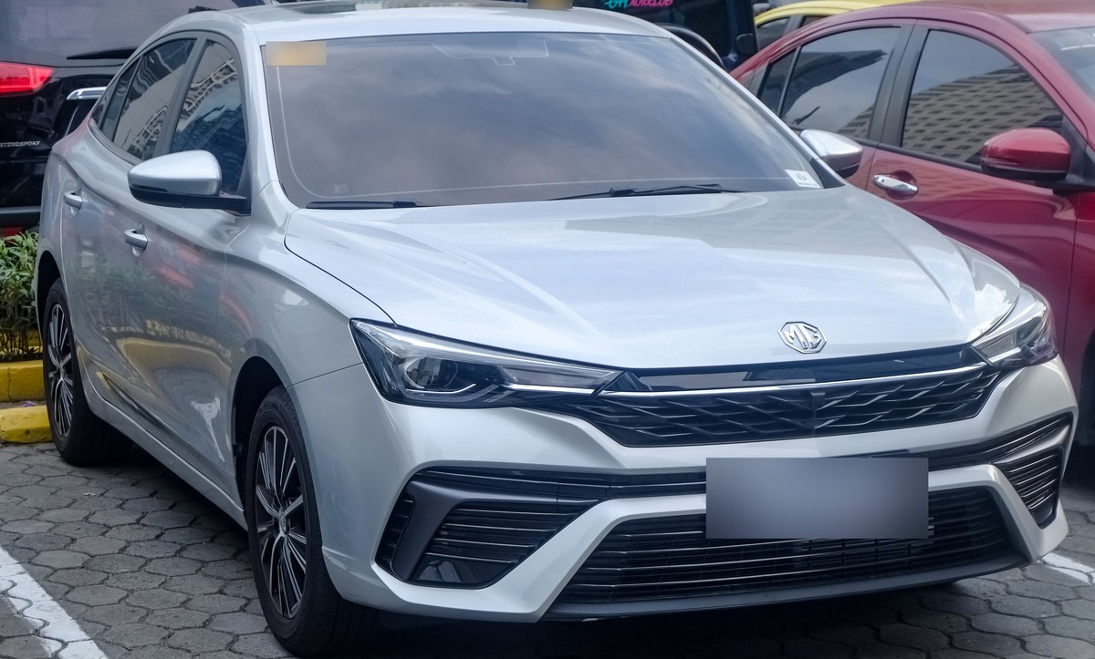 Серебристый седан MG 5 с обновлённой передней частью, вид спереди сбоку, Филиппины