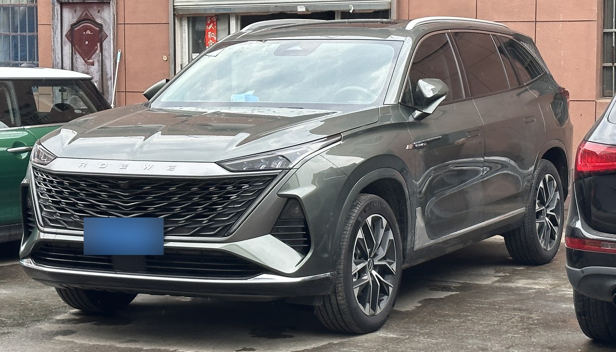 Тёмно-серый кроссовер Roewe RX9 (в Казахстане MG RX9), вид спереди справа, Китай