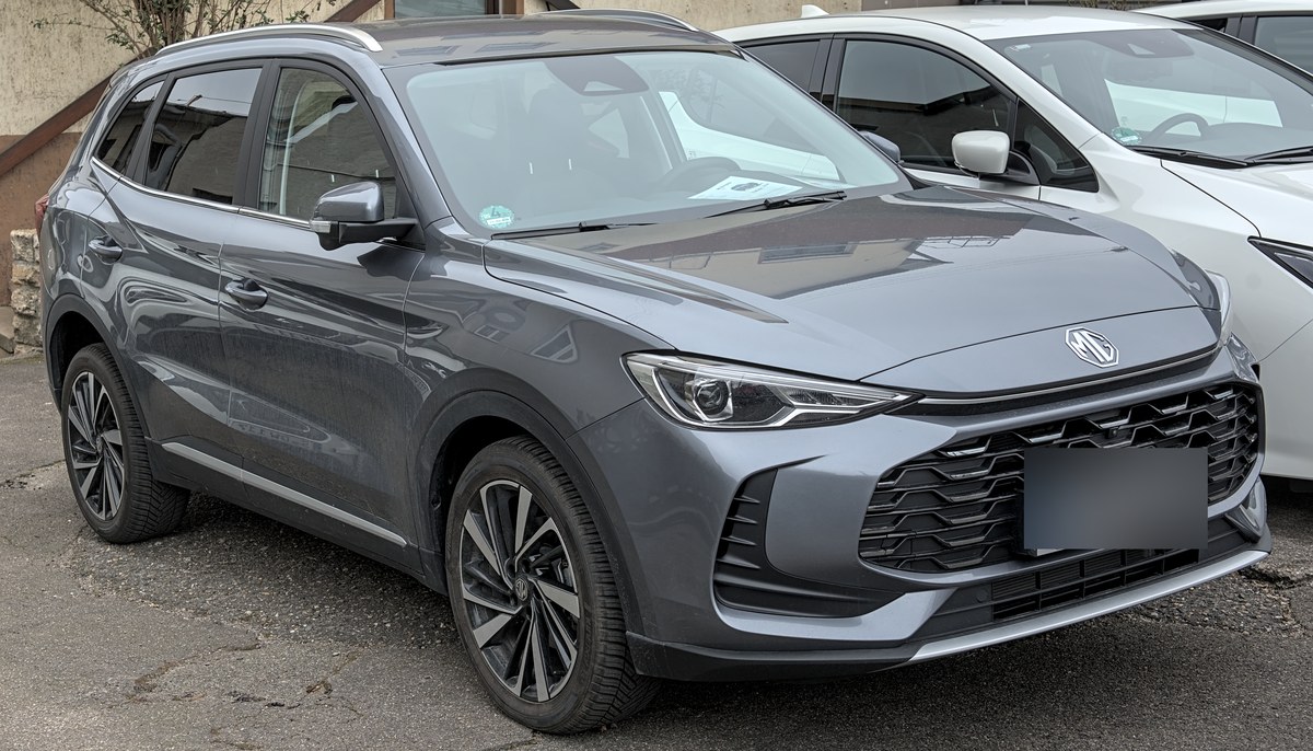 Серый кроссовер MG ZS второго поколения, вид спереди слева, Германия