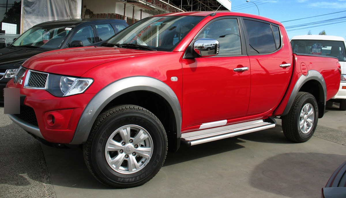 Mitsubishi L200 четвёртого поколения, двойная кабина, вид спереди сбоку