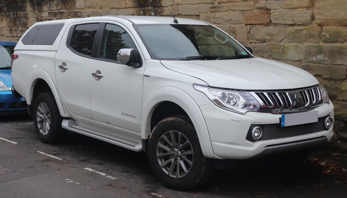 Mitsubishi L200 пятого поколения, вид спереди сбоку
