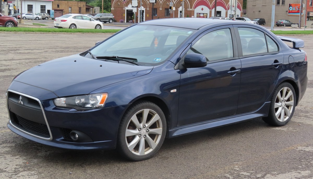 Mitsubishi Lancer X седан, вид спереди сбоку