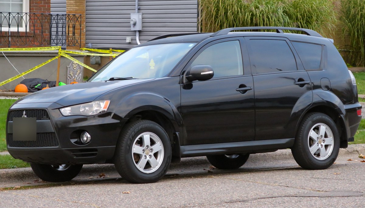 Mitsubishi Outlander XL второго поколения, вид спереди сбоку