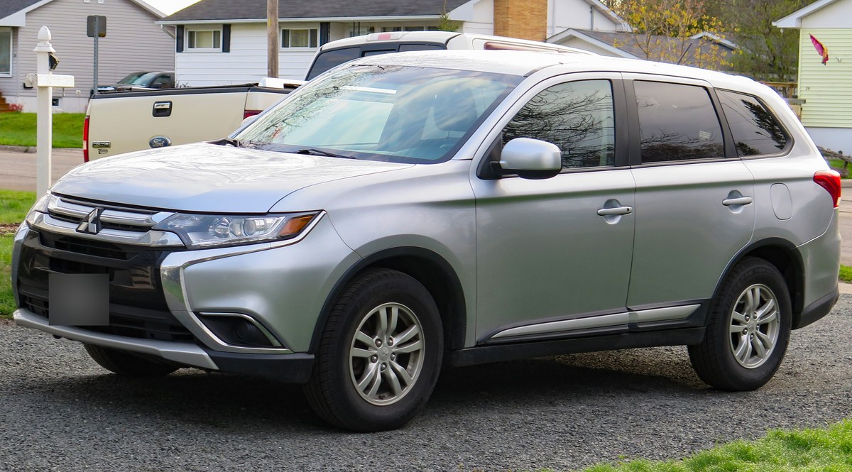 Mitsubishi Outlander третьего поколения, вид спереди сбоку