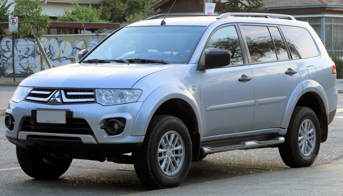 Mitsubishi Pajero Sport второго поколения, вид спереди сбоку