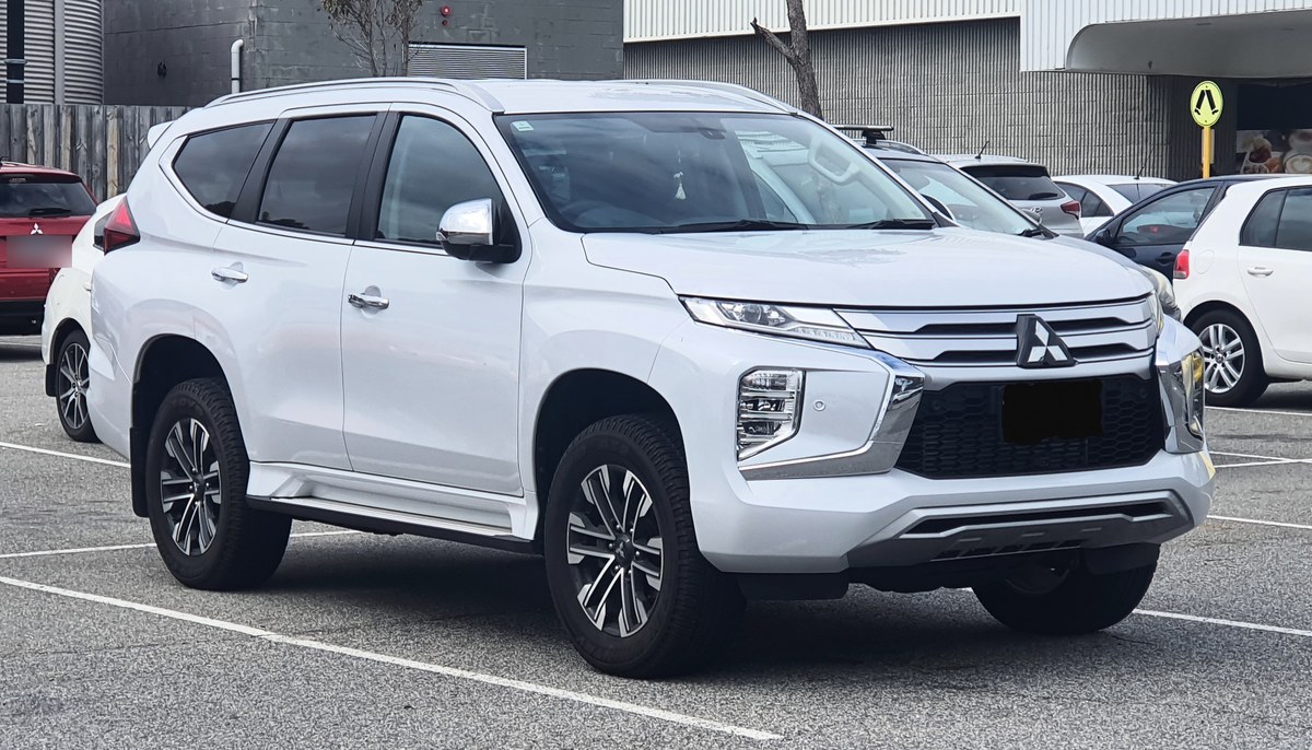 Mitsubishi Pajero Sport третьего поколения, вид спереди сбоку