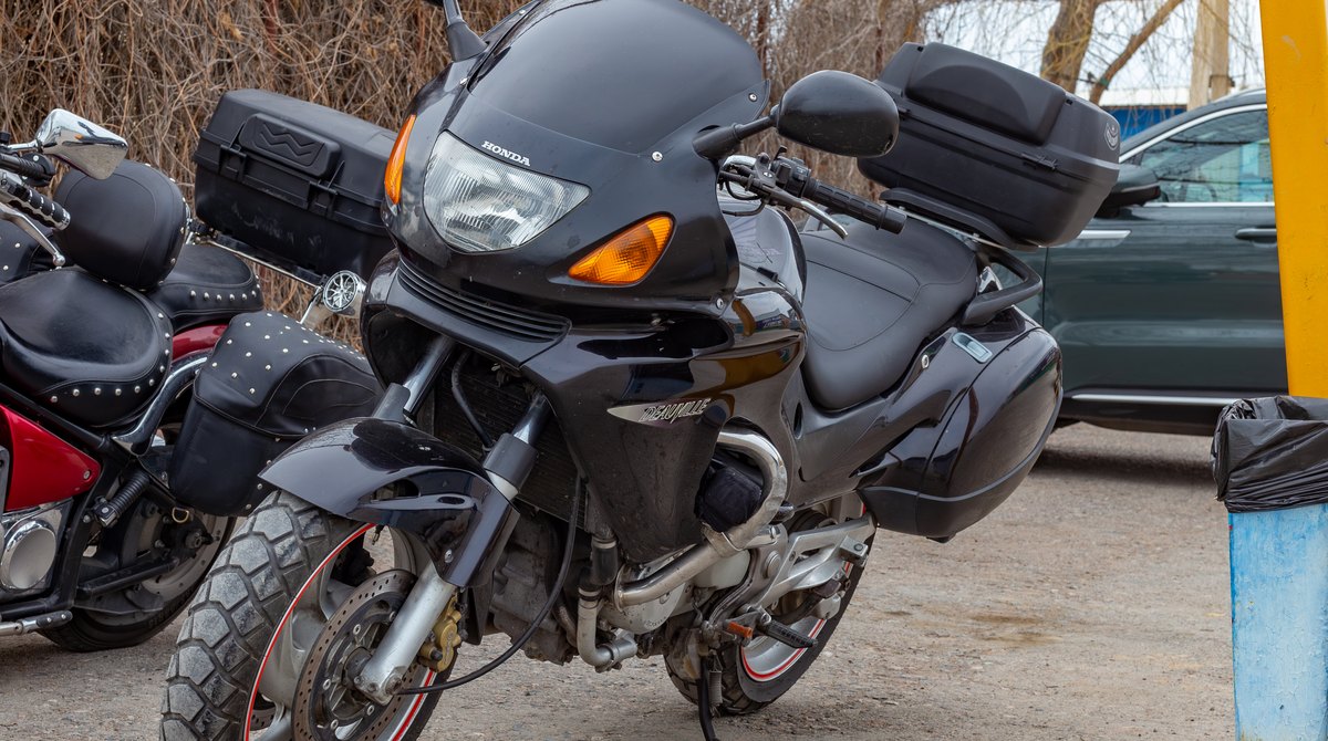 Мотоцикл Honda Deauville на стоянке