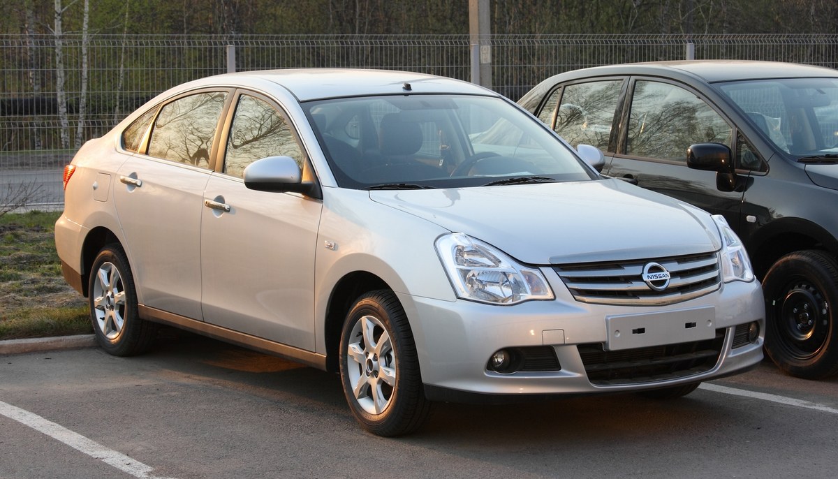 Серебристый Nissan Almera третьего поколения (G15), седан, вид спереди в три четверти
