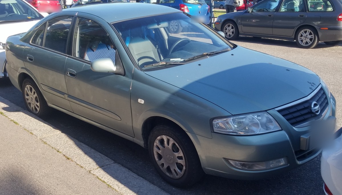 Зелёно-серый Nissan Almera Classic B10, седан, вид спереди справа в три четверти, на парковке