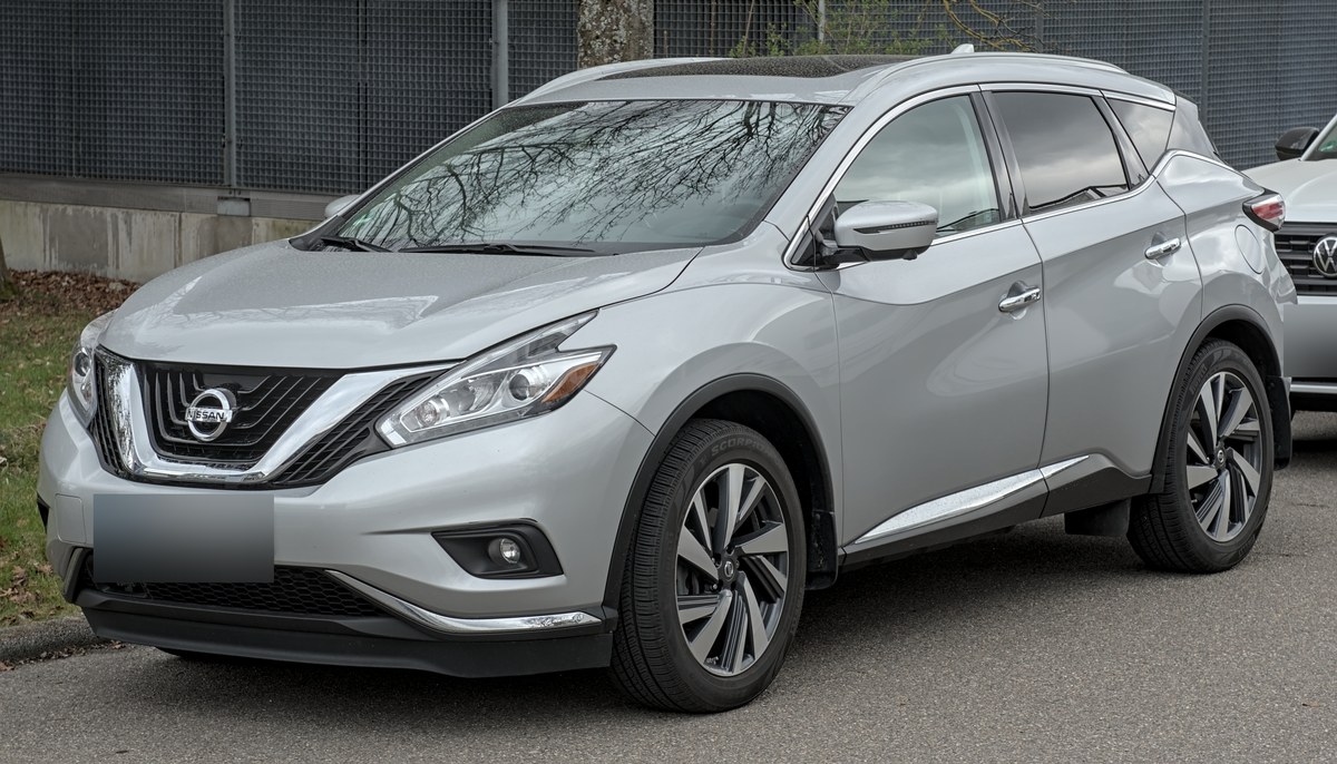 Серебристый Nissan Murano третьего поколения (Z52), вид спереди в три четверти