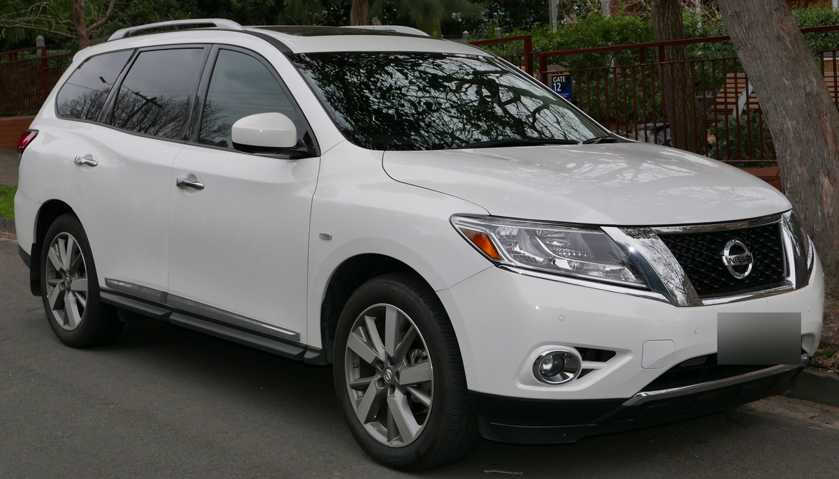 Белый Nissan Pathfinder R52, вид спереди в три четверти