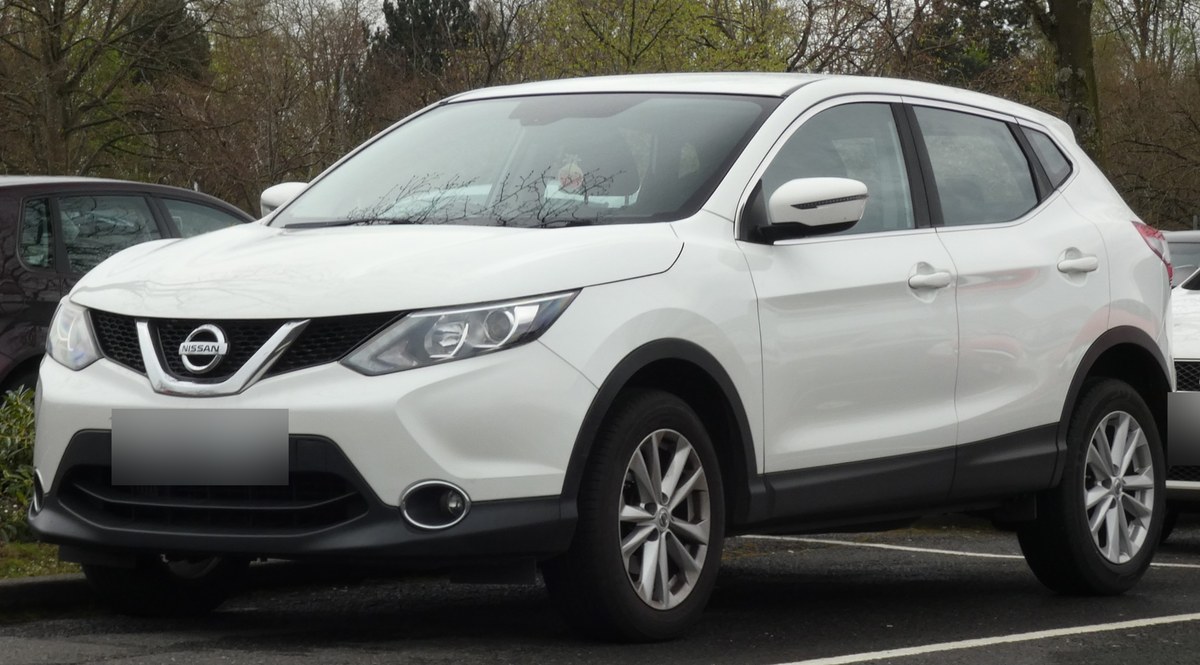 Белый Nissan Qashqai второго поколения (J11), вид спереди в три четверти
