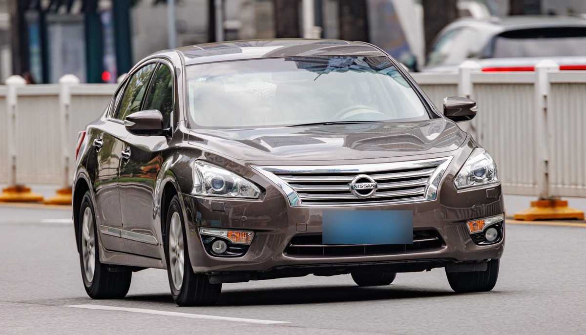 Коричневый Nissan Teana L33, вид спереди в три четверти