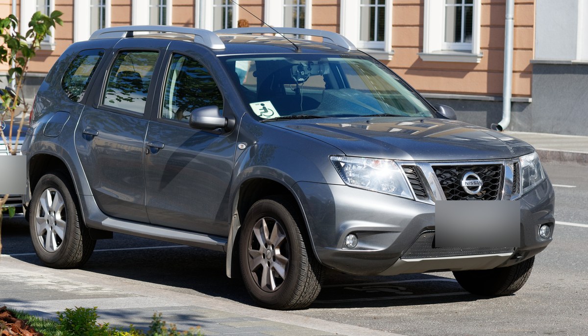 Серый Nissan Terrano третьего поколения на платформе Renault Duster, вид спереди в три четверти