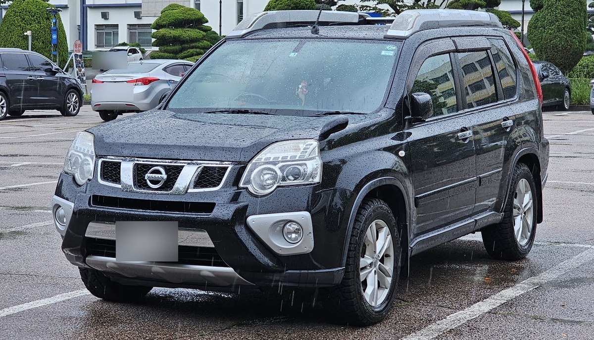 Чёрный Nissan X-Trail T31 после рестайлинга, вид спереди в три четверти
