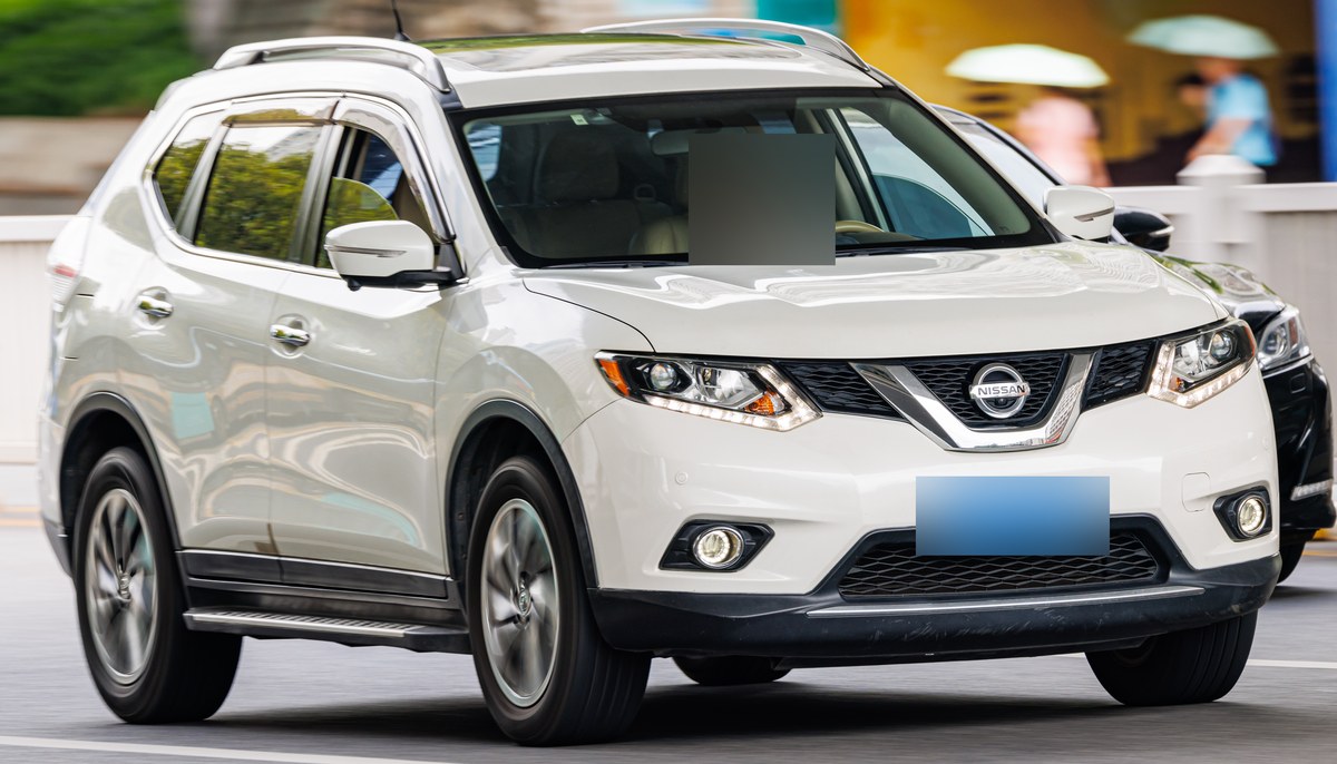 Белый Nissan X-Trail T32 до рестайлинга, вид спереди в три четверти