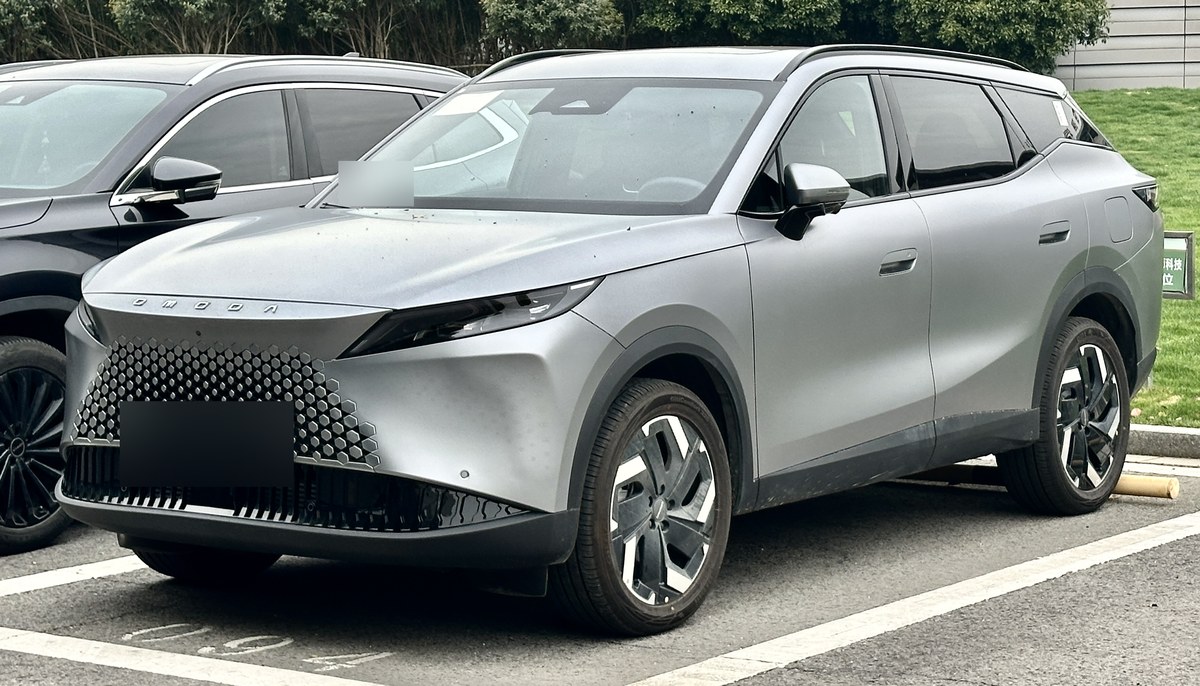 Серый кроссовер Omoda C7 (в Китае Omoda 7), вид спереди сбоку, на парковке