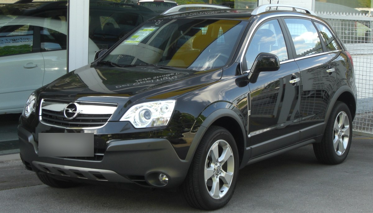 Чёрный Opel Antara до рестайлинга на стенде автосалона, вид спереди слева