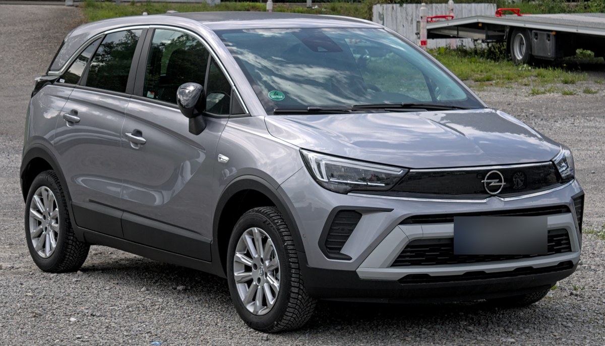 Серый Opel Crossland после рестайлинга с передней панелью Vizor, вид спереди сбоку