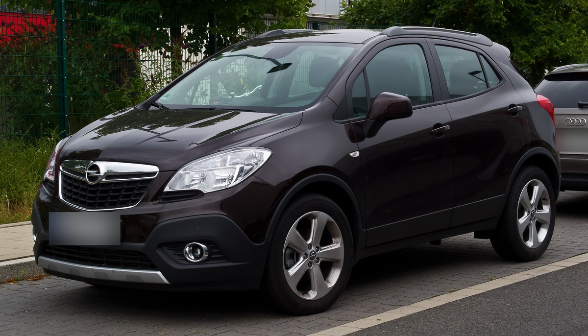 Тёмно-коричневый Opel Mokka ecoFLEX Edition, вид спереди слева, на городской улице