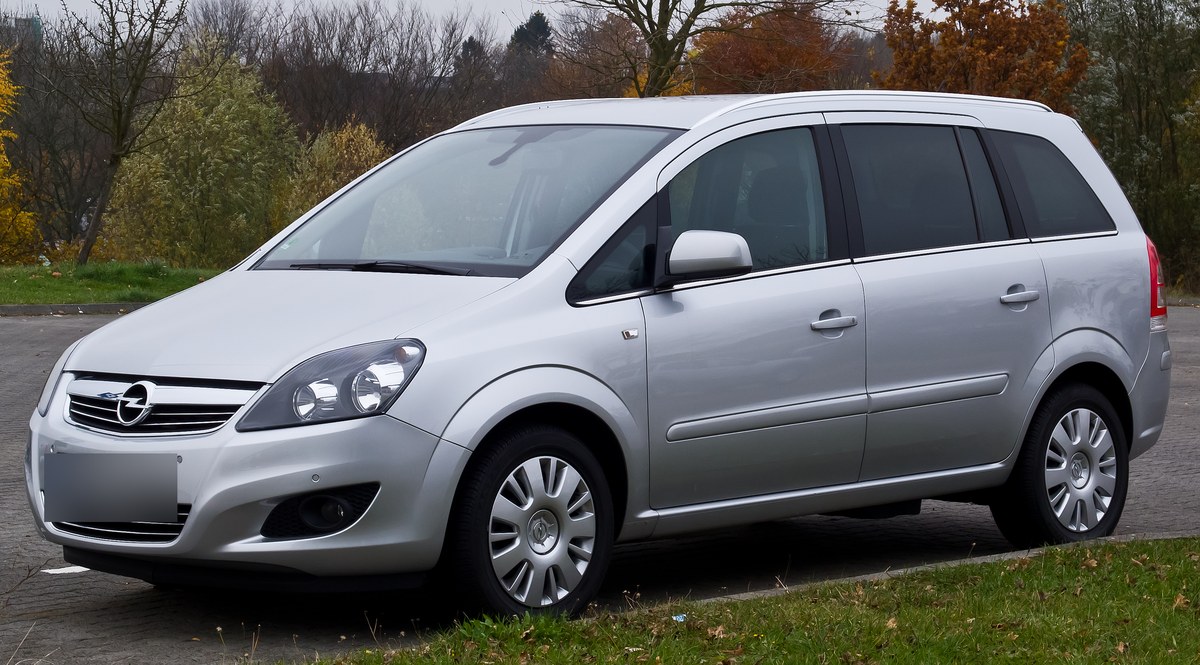 Серебристый Opel Zafira B после рестайлинга, вид спереди слева, на городской улице