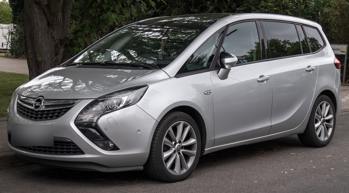 Серебристый Opel Zafira Tourer ecoFLEX до рестайлинга, вид спереди слева, на городской улице