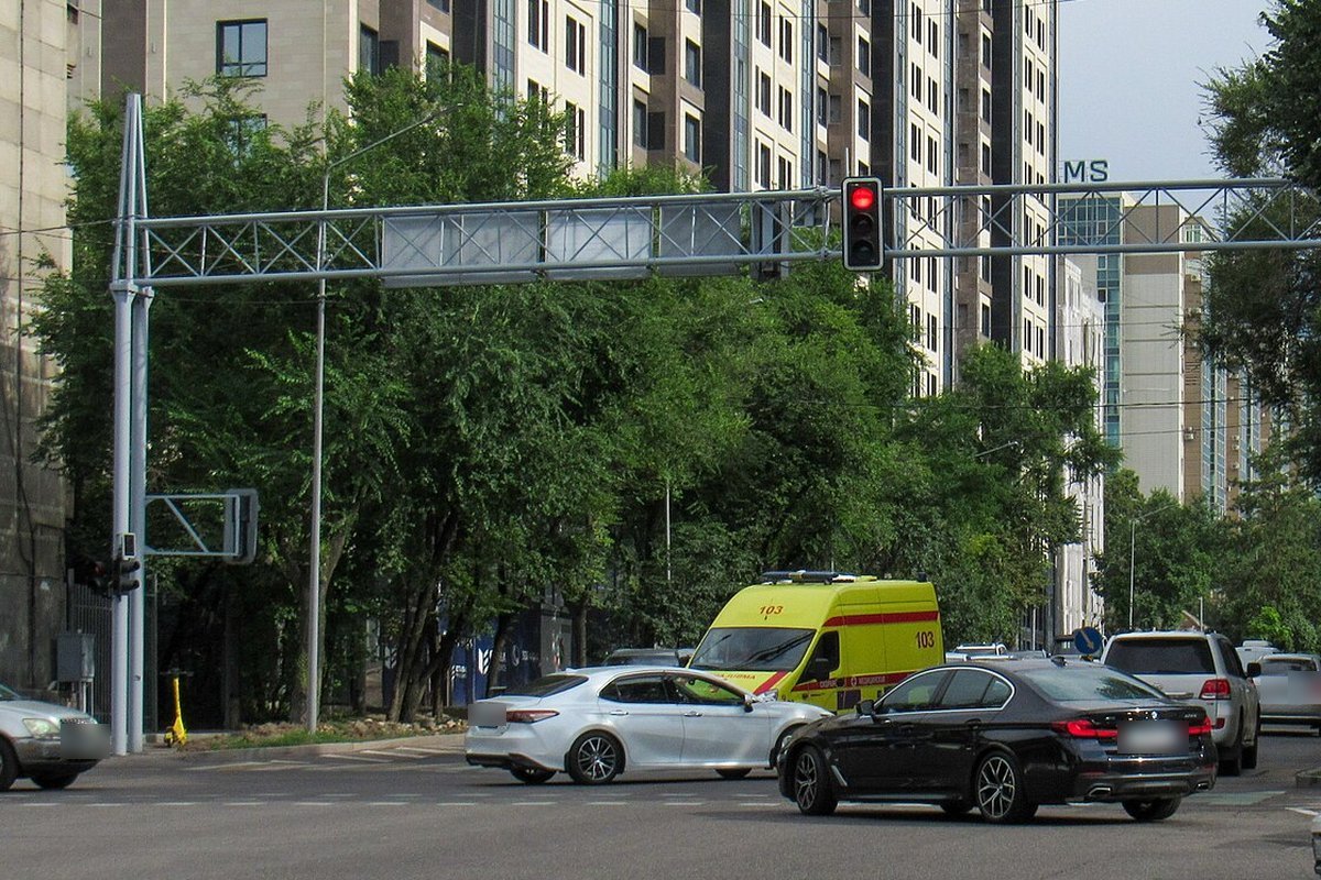 Регулируемый перекрёсток в Алматы
