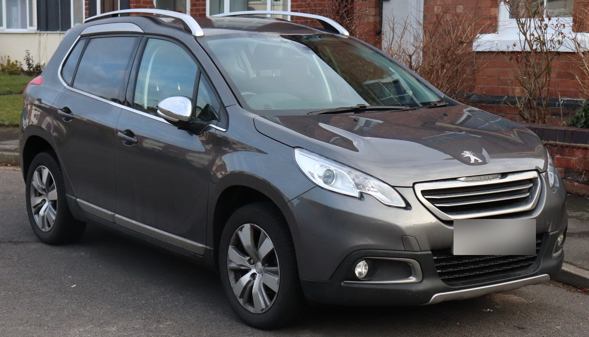 Тёмно-серый Peugeot 2008 первого поколения, вид спереди справа