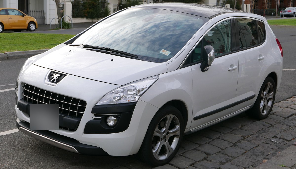 Белый Peugeot 3008 первого поколения с хромированными планками решётки, вид спереди справа