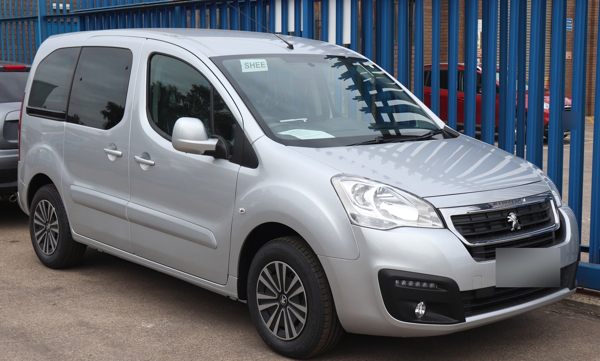Серебристый Peugeot Partner Tepee после обновления, вид спереди справа, на площадке дилера