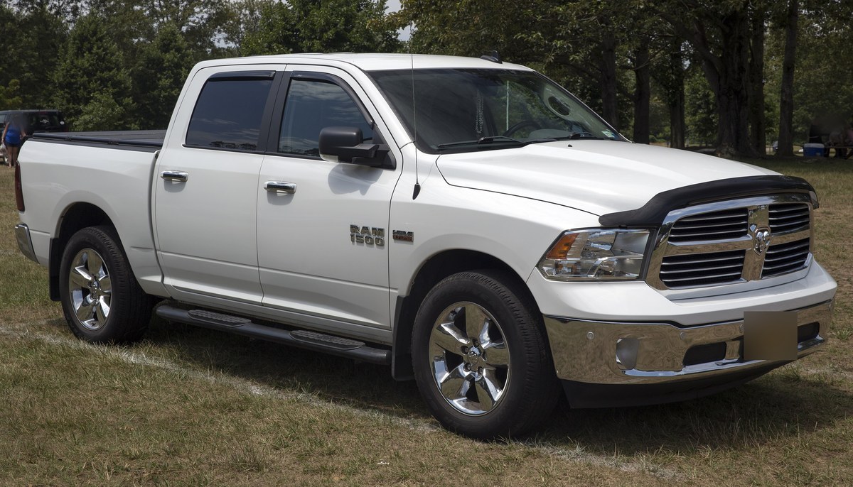 Ram 1500 четвёртого поколения (DS) после рестайлинга 2013 года, белый Crew Cab, вид спереди в три четверти