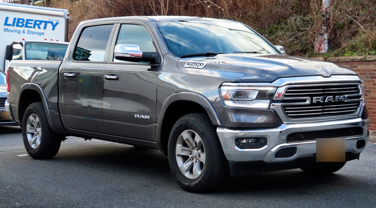 Ram 1500 Laramie пятого поколения (DT), вид спереди в три четверти, серый кузов