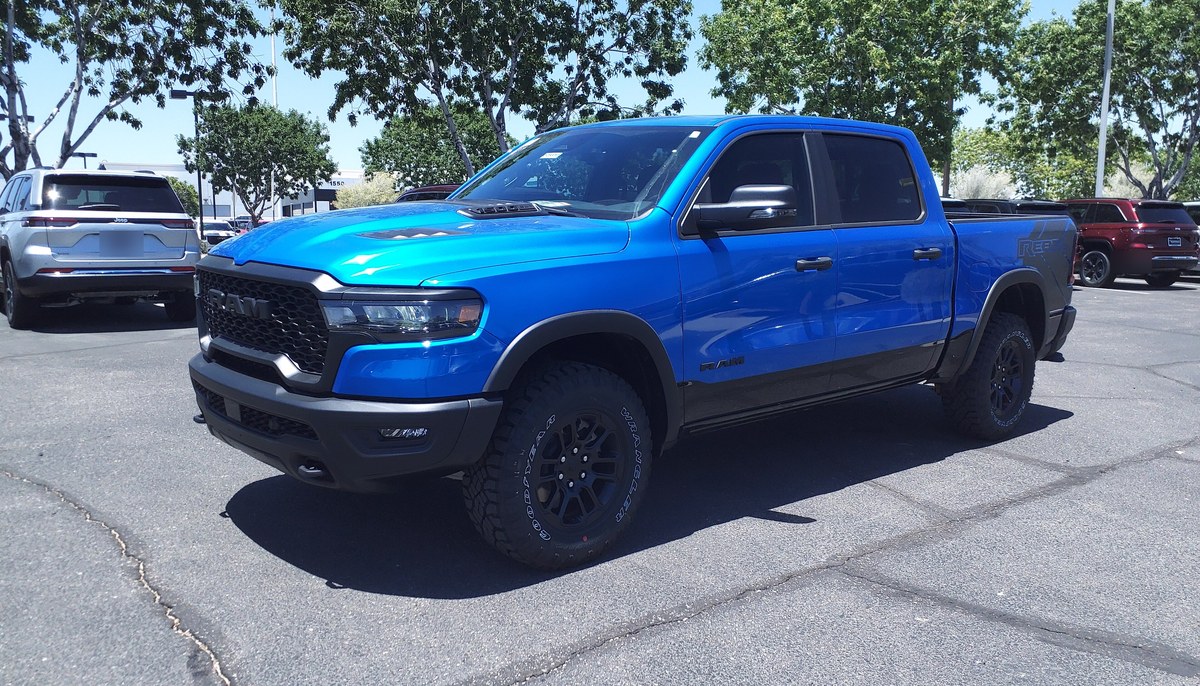 Ram 1500 Rebel 2025 модельного года с обновлённой передней частью, синий кузов, вид спереди в три четверти