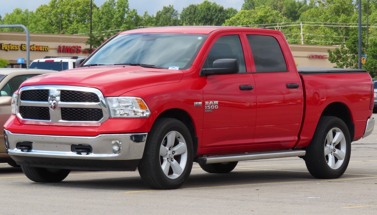 Красный пикап Ram 1500 Classic 2020 модельного года, вид спереди слева, США